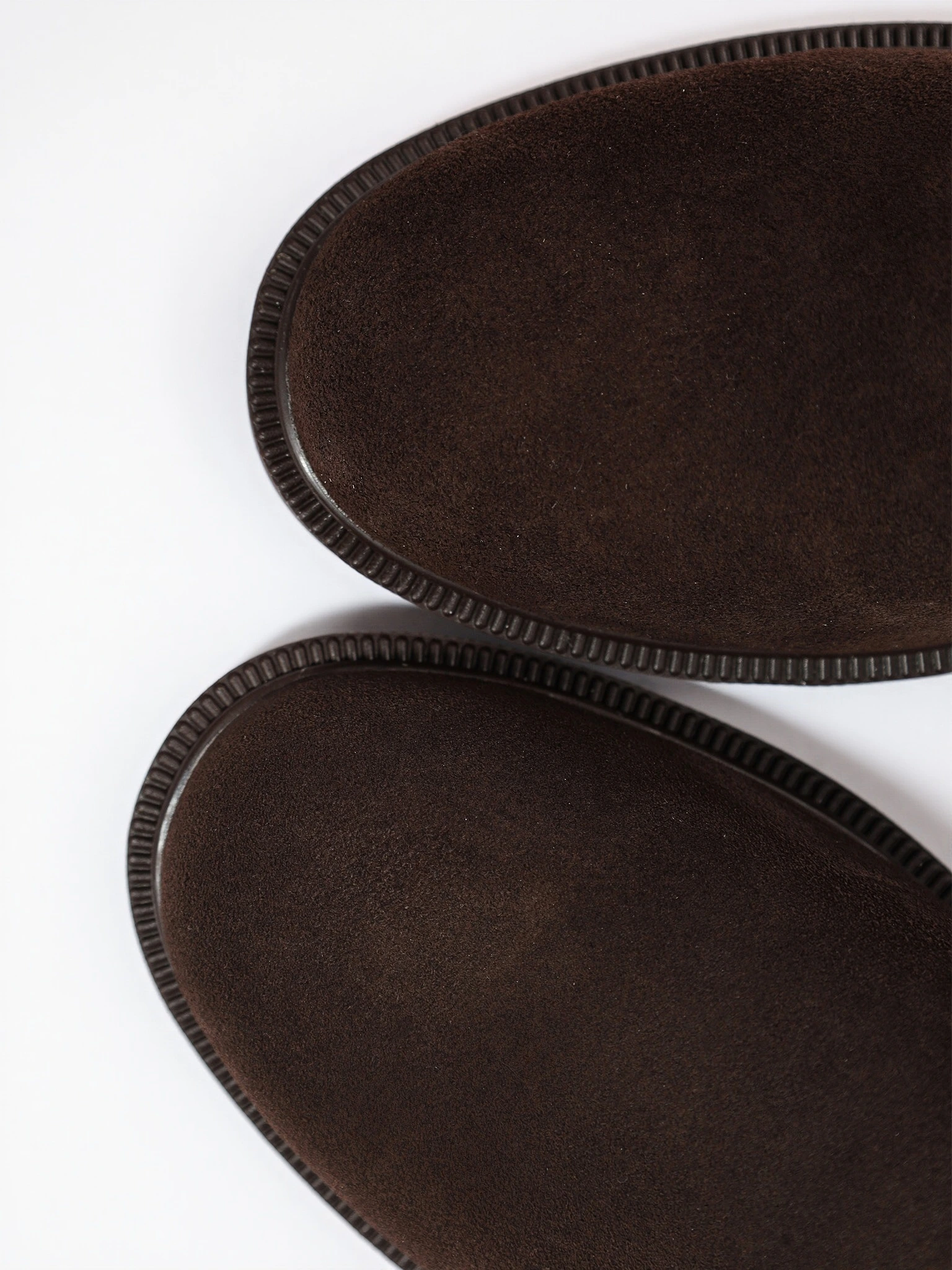 Ботинки темно-коричневого цвета на шнуровке из натуральной замши